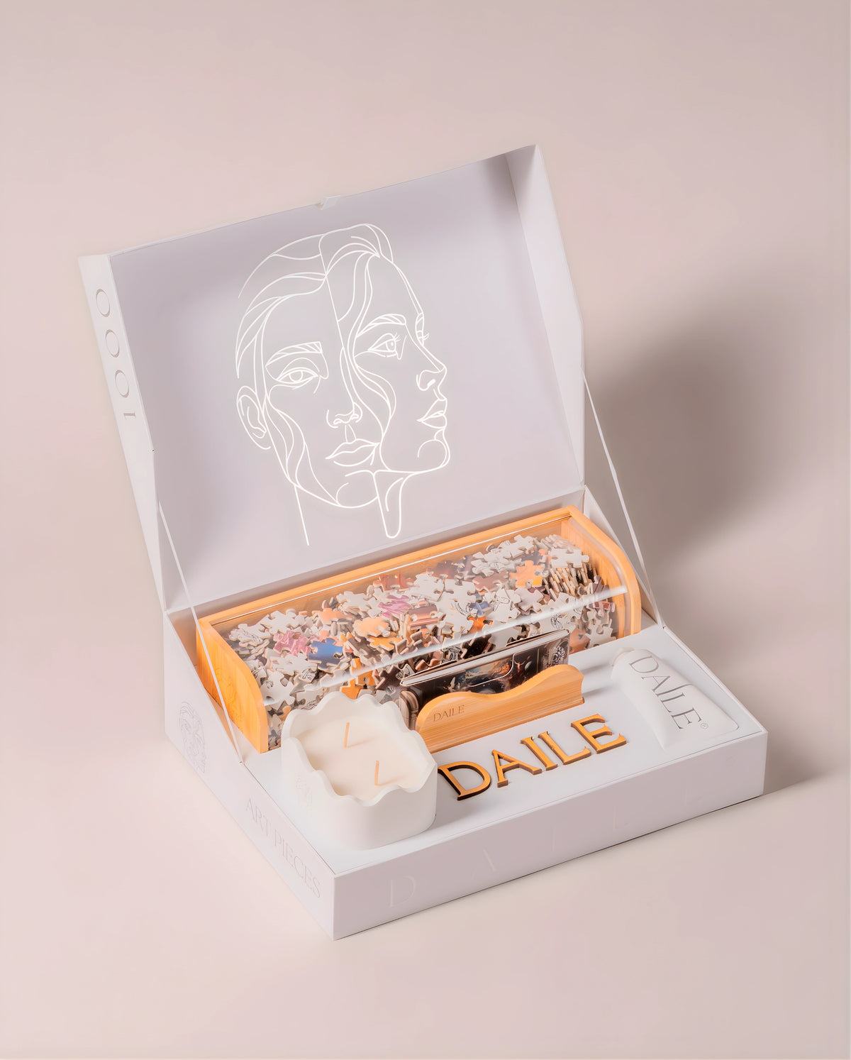 DAILE Signature gift box with candle